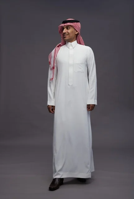رجل سعودي بالثوب التقليدي على خلفية رمادية