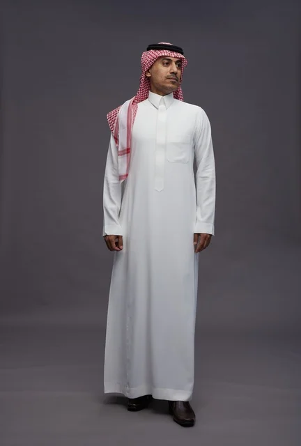 رجل سعودي بالثوب الأبيض التقليدي والشماغ