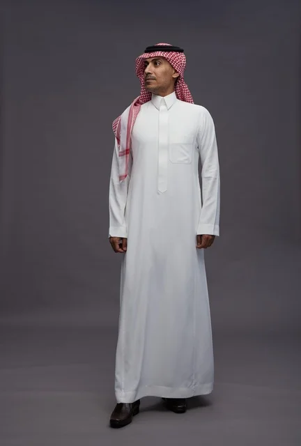 رجل سعودي بالثوب والشماغ التقليدي