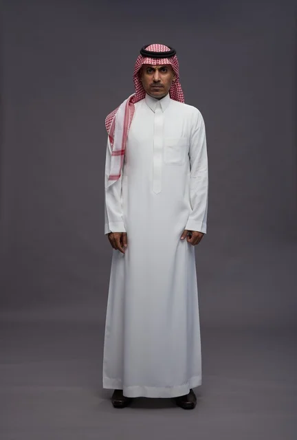 رجل سعودي بالثوب والشماغ التقليدي في الاستوديو