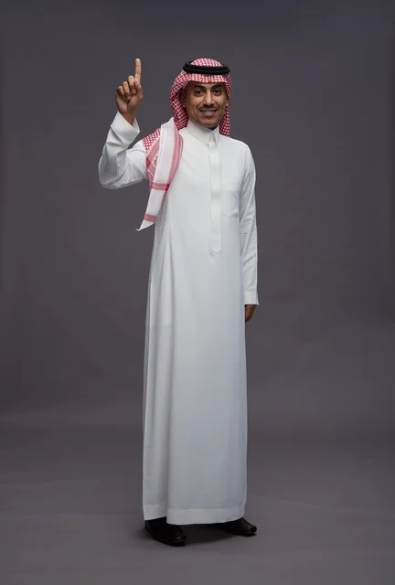 رجل سعودي يشير للأعلى بالثوب والشماغ التقليدي