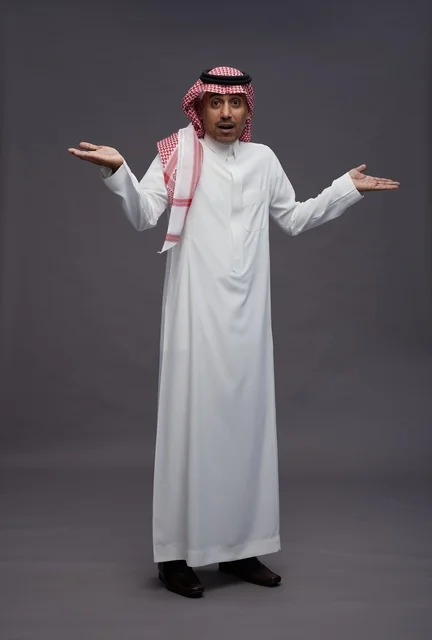 رجل سعودي بالثوب التقليدي يظهر إيماءة الحيرة والتعجب