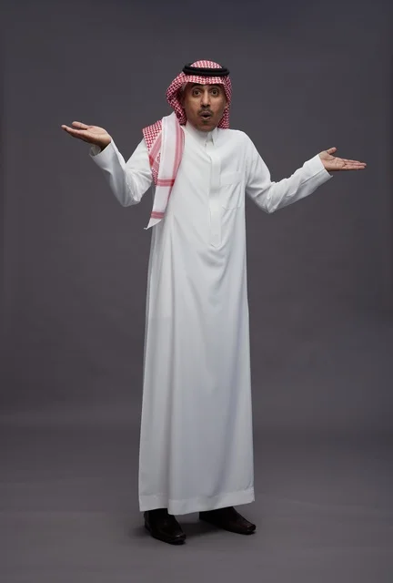 رجل سعودي مندهش بالزي التقليدي والثوب الأبيض