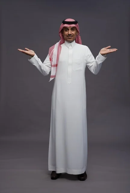 رجل سعودي بالزي التقليدي بإيماءة ترحيبية
