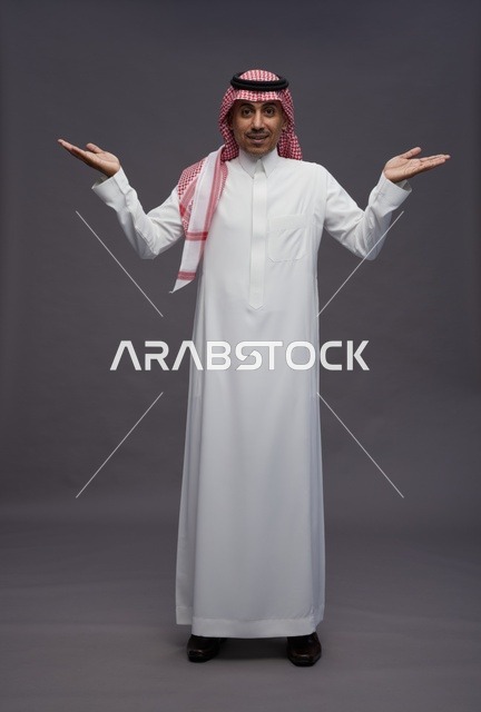 رجل سعودي بالثوب مع إيماءة تقديم باليد