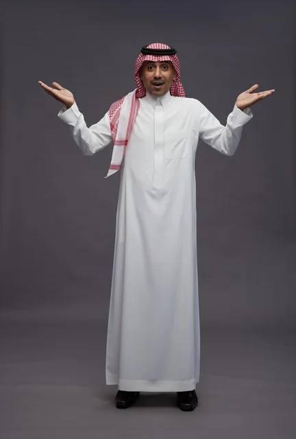 رجل سعودي بالثوب التقليدي مع إيماءة تفاجئ