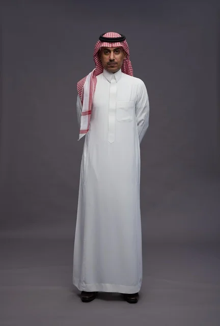 رجل سعودي بالزي التقليدي والثوب والشماغ بورتريه استوديو