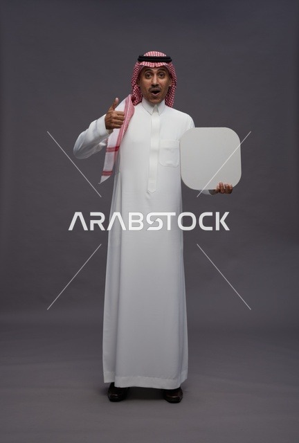 رجل سعودي مندهش يحمل لوحة بيضاء فارغة