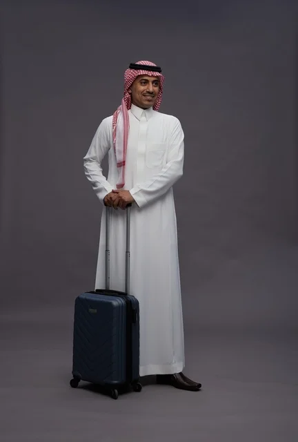 رجل سعودي بالزي التقليدي مع حقيبة سفر