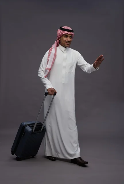 رجل سعودي بالزي التقليدي يحمل حقيبة سفر