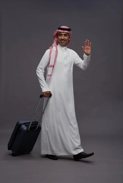 رجل سعودي بالزي التقليدي يحمل حقيبة سفر