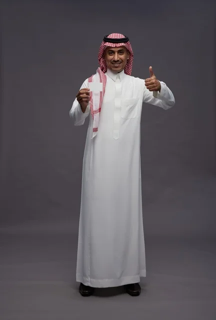 رجل سعودي مع بطاقة ائتمان وإشارة إعجاب