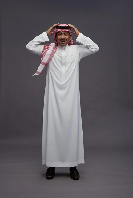 رجل سعودي مندهش بالزي التقليدي في استوديو