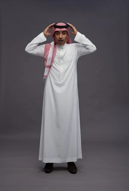 رجل سعودي بالزي التقليدي بتعبير وجه مندهش