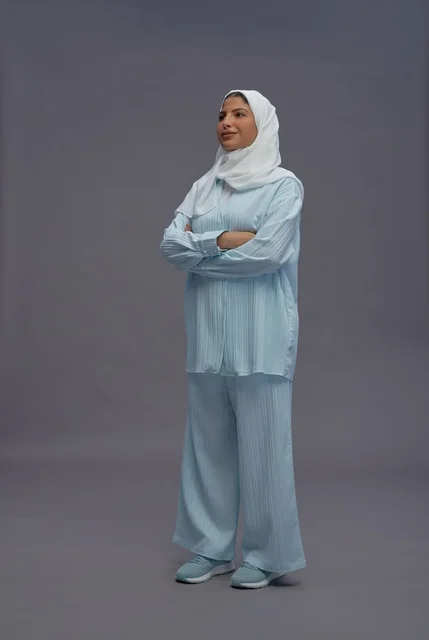 امرأة سعودية بزي كاجوال محتشم ووضعية ثقة