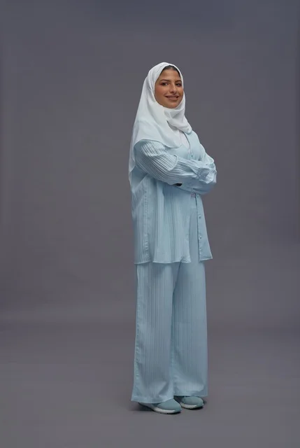 امرأة سعودية بزي كاجوال محتشم في الاستوديو