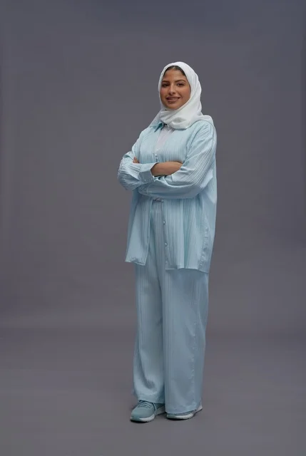 امرأة سعودية بزي كاجوال محتشم وحجاب أبيض