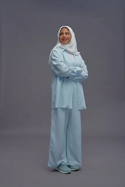 امرأة سعودية بزي كاجوال محتشم في الاستوديو