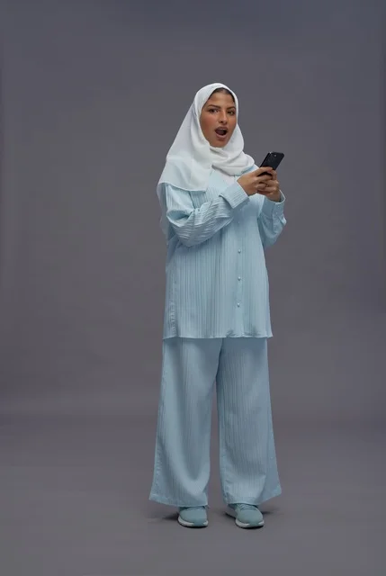 امرأة سعودية مندهشة تستخدم الهاتف الذكي في الاستوديو امرأة سعودية مندهشة تستخدم الهاتف الذكي في الاستوديو
