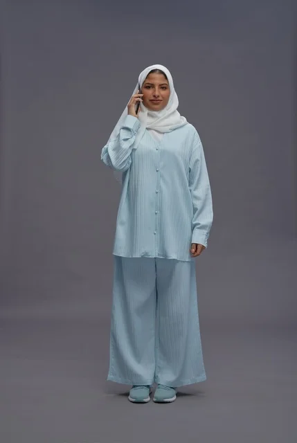 امرأة سعودية بزي كاجوال تتحدث عبر الهاتف المحمول امرأة سعودية بزي كاجوال تتحدث عبر الهاتف المحمول