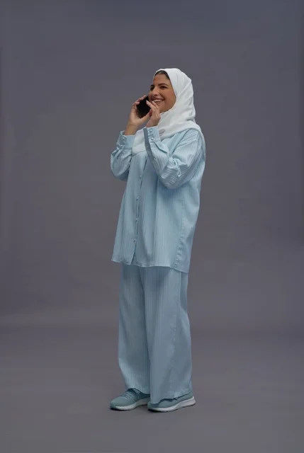 امرأة سعودية بالحجاب تتحدث عبر الهاتف الذكي