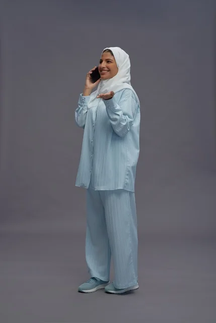 امرأة سعودية بالحجاب تتحدث على الهاتف في الاستوديو