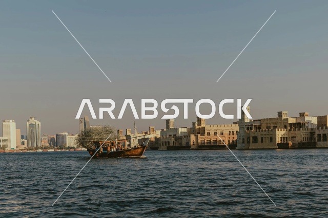 قارب العبرة التقليدي في خور دبي الإمارات