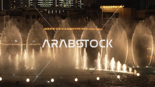 عرض نافورة دبي ليلاً بالقرب من برج خليفة