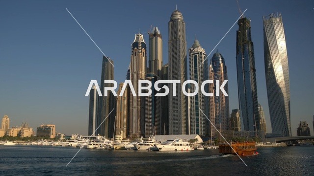 أفق دبي مارينا مع اليخوت وناطحات السحاب الحديثة
