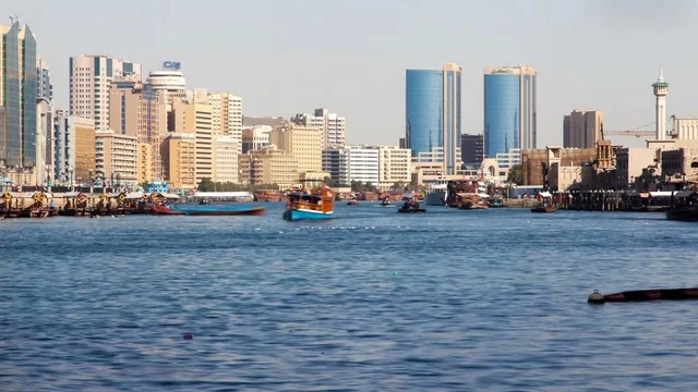 خور دبي مع العبرات التقليدية وأفق مدينة ديرة