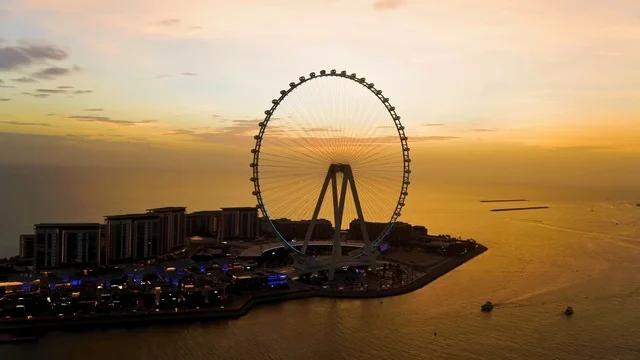 لقطة جوية لعين دبي وجزيرة بلوواترز وقت الغروب