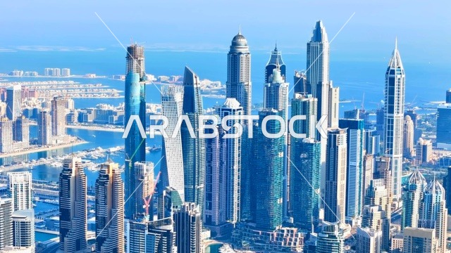 أفق دبي مارينا وناطحات السحاب لقطة جوية نهارية