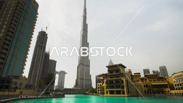 برج خليفة وبحيرة دبي مول في مشهد نهارى