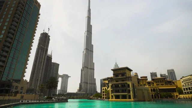 برج خليفة وبحيرة دبي مول في مشهد نهارى