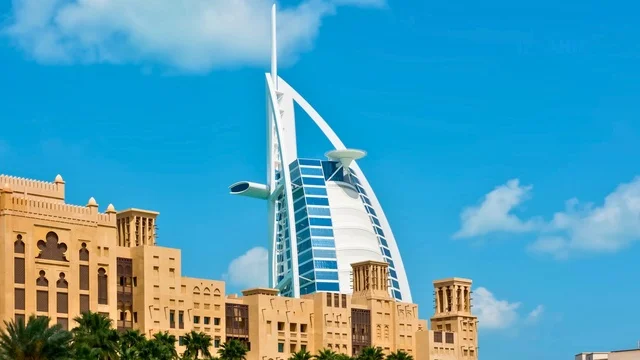 برج العرب وعمارة مدينة جميرا في دبي