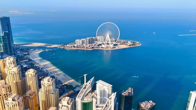 منظر جوي لجزيرة بلوواترز وعين دبي وأفق جي بي آر