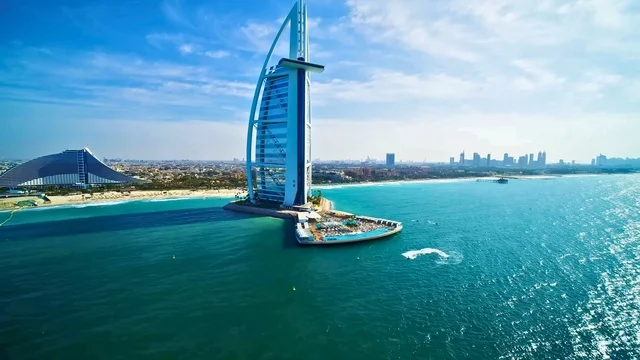 إطلالة جوية لبرج العرب والواجهة البحرية في دبي