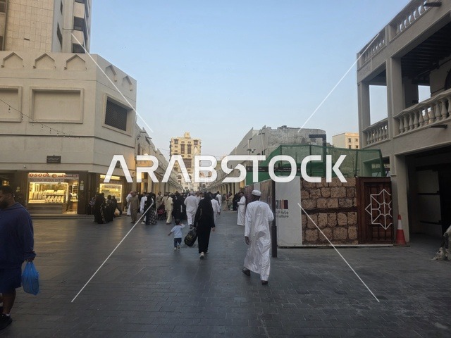 المشاة في منطقة البلد التاريخية بجدة