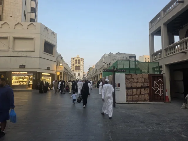 المشاة في منطقة البلد التاريخية بجدة