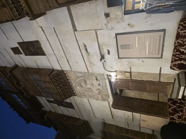 مبنى تاريخي في منطقة البلد بجدة مع الرواشين