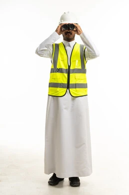 مهندس سعودي بمنظار يرتدي سترة السلامة