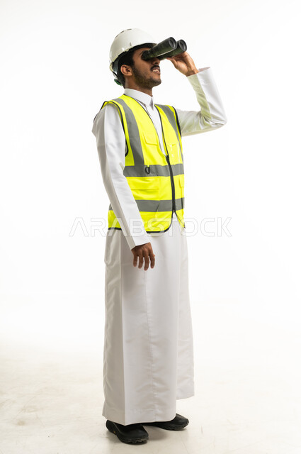 مهندس سعودي يستخدم المنظار على خلفية بيضاء