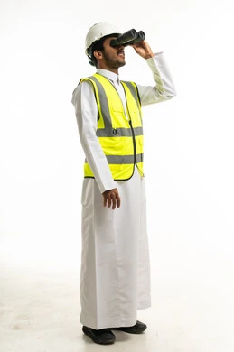 مهندس سعودي يستخدم المنظار على خلفية بيضاء