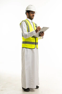 مهندس سعودي بزي السلامة يكتب على لوحة ورقية