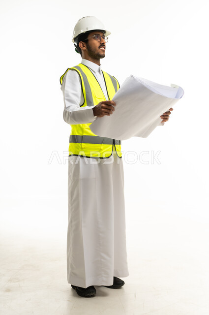 مهندس سعودي يحمل مخطط بناء بخلفية بيضاء