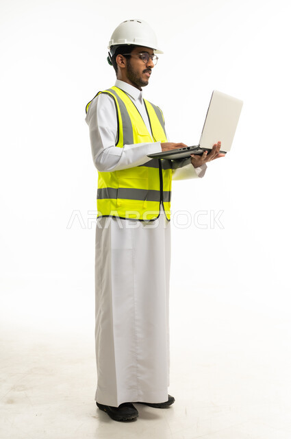 مهندس سعودي يستخدم الكمبيوتر المحمول خلفية بيضاء