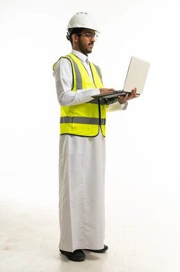 مهندس سعودي يستخدم الكمبيوتر المحمول خلفية بيضاء