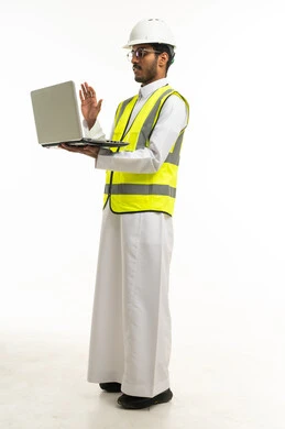 مهندس سعودي مع لابتوب على خلفية بيضاء
