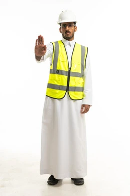 مهندس سعودي بسترة السلامة يقوم بإيماءة التوقف