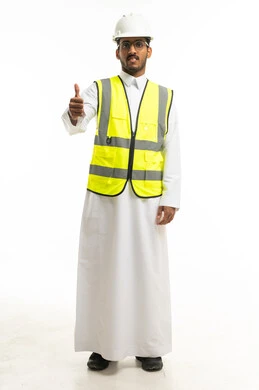 مهندس سعودي بسترة السلامة وإيماءة الإبهام خلفية بيضاء